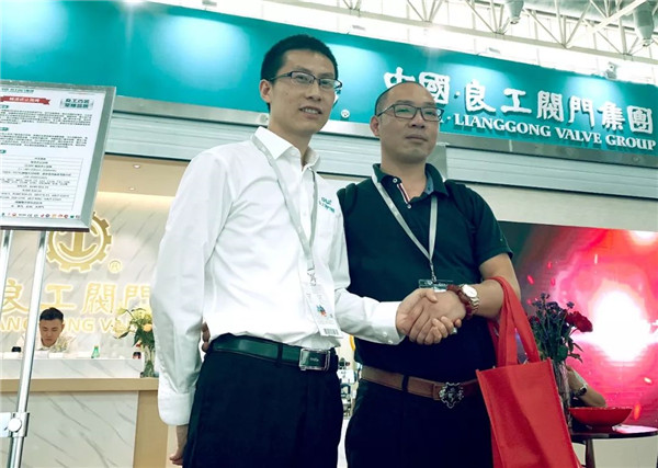 中閥傳媒前往中國供熱展觀展學習