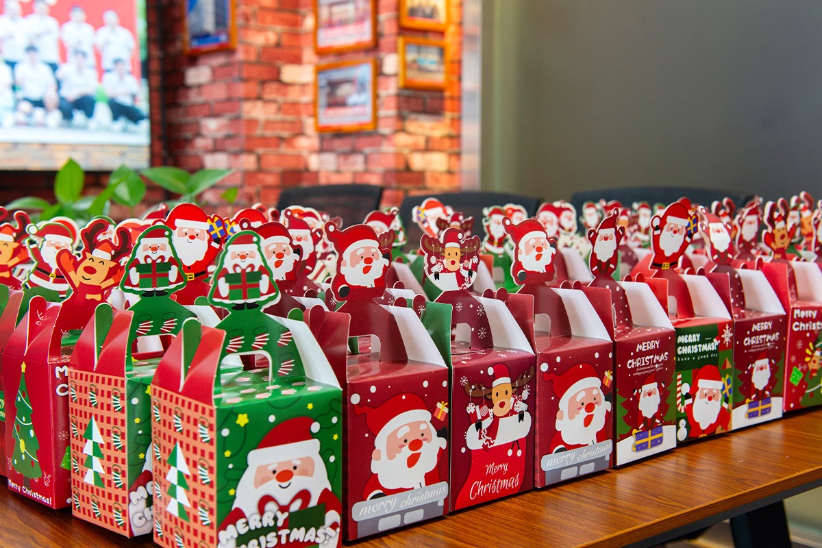 中閥傳媒平安夜“蘋”添暖意，傳遞“閥”動力